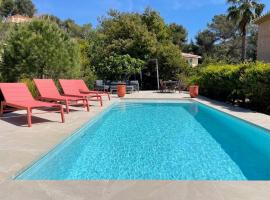 Belle villa provençale avec piscine privée, hotel in Carqueiranne