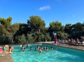 Camping La Scogliera - Maeva Vacansoleil，卡斯楚迪萊切的附設泳池的飯店