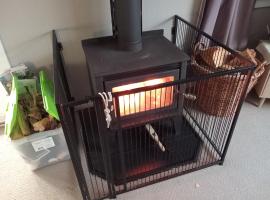 Cosy Kiwi bach Kid and Pet friendly Beach house, hotel u gradu Otaki Beach