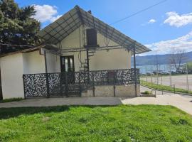 Casa Alba STr,Crizantemelor 17, hytte i Orşova