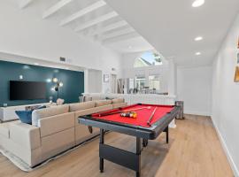 Luxurious Uptown Home - Mountain Views, Pool Table, Workspace, Parking!, khách sạn ở Phoenix