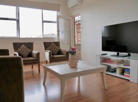 Quiet 2-bedroom condo 4-min walk to Epping Station, hotel com estacionamento em Epping