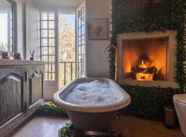 Sintra WOW - Unique double Smart Room in 17th century Palace! Hot tub, Snooker, BBQ, PS5, Sauna, Gym，辛特拉的飯店