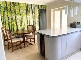 Spacious Five-Bedroom House Close to York Centre - Orchid House