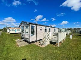 6 Berth Caravan With Decking At Sunnydale Holiday Park Ref 35243kg, hotel in Louth