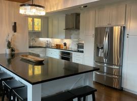 The Blue House On The Hill Catskills—Views, hotel em Claryville