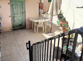 Maison de 2 chambres avec terrasse et wifi a La Grand Combe, feriebolig i La GrandʼCombe