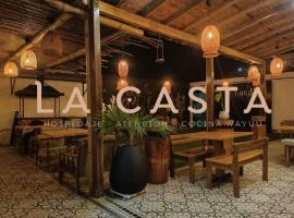 Hostal La Casta، فندق مع موقف سيارات في Camarones