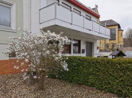 Haus mit Garten mitten im Kurpark für Monteure und Urlauber, 140 qm, cheap hotel in Bad Salzschlirf