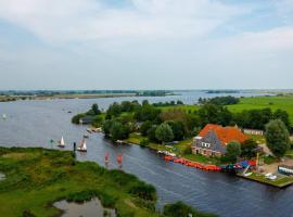 Groepsaccommodatie 'Jister' aan open vaarwater in Friesland, feriehus i Nes