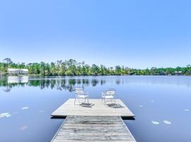 Lovely Carrabelle Home with Lake Views and Pool Access, villa en Carrabelle