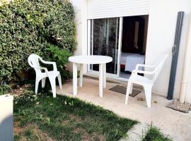 Maison d'une chambre avec jardin clos et wifi a Tonnay Charente, cheap hotel in Tonnay-Charente