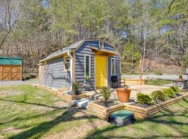Blue Dream Cabin in Rising Fawn with Fire Pit!, pet-friendly hotel in Rising Fawn