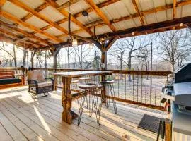 Serene and Cozy Studio Cabin Walk to Norfork Lake!