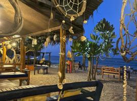 Vitamin sea beach hostel, отель типа «постель и завтрак» в Нилавели