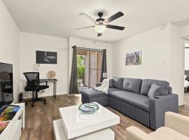 LSU 2Bed/2Bath Angel Studios Condo *NEW*, hotel para famílias em Baton Rouge