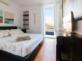 Trilocale sulla Spiaggia - Parcheggio Privato, hótel í Genúu