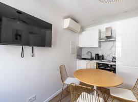 Lauku viesnīca Cozy renovated 1 bedroom Suquet Cannes Center - 1BR Kannās