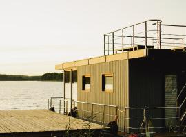 RiW Małe Swory - Domek pływający Houseboat, resort in Małe Swornegacie