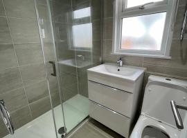 141 -Two bed Chalet on Sunbeach Holiday Park - Sleeps 6, pet friendly, FREE pool and entertainment passes included - plus WiFi with bedding and towels included - only 300m from the beach!, Hotel in Scratby