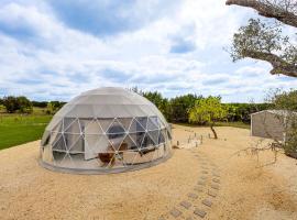 Unique Hill Country Glamping Dome with Fire Pit, hotell med parkeringsplass i Lampasas