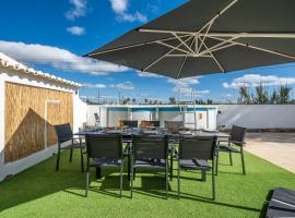 Sunny Spacious House - Terrace & Free Parking, hotell i Lagoa