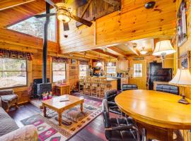 Cozy Family Cabin with Hot Tub - 10 Mi to App State!, hotel di Stony Fork