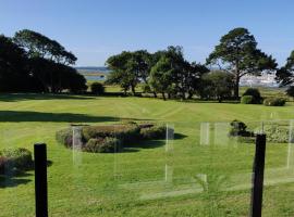 Luxury Apartment in the New Forest with a Sea View, hotel in Lymington