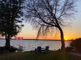 Scugog Lake House - with hot tub and Sauna、Fenelon Fallsのホテル