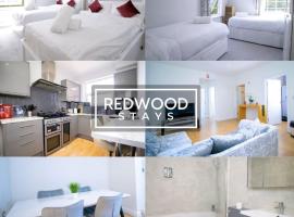 Spacious Serviced Apartment for Contractors and Families, FREE WiFi & Netflix by REDWOOD STAYS, kæledyrsvenligt hotel i Farnborough