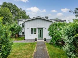 A quite VIlla with Easy Access to Stockholm City Center, hotell i Täby