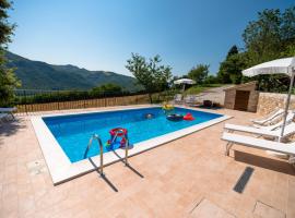 Casetta in Pietra, hotel con piscina ad Acqualagna