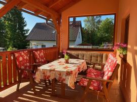 Slunný domek s terasou a zahradou, khách sạn ở Zvíkovské Podhradí