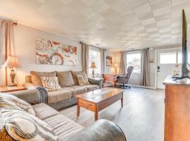 Family-Friendly Ontario Home with Fireplace!, hotel dengan parking di Ontario