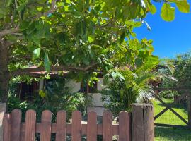Casa na Barra ampla e arejada com jardim incrível, self-catering accommodation sa Garopaba