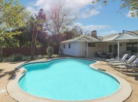 Beautiful Modern Home Pool for Groups and Families, feriebolig i Plano