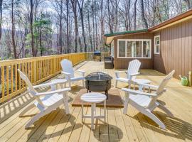 Bright Family Cabin in Lost City with Expansive Deck, hotel v destinácii Lost City