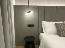 Tramonto Maisonettes & Suites, готель у місті Парга