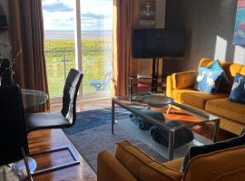CockleDora, A Luxury Ground Floor Beachfront Apartment, plážový hotel v destinaci Llanelli