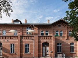 Stay in a Historical Train Station up to 10 beds – hotel w mieście Halbe