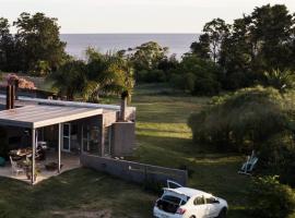 Seaside Serenity: Charming Countryside Cottage: Montevideo'da bir villa