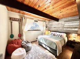 Cozy Cabin near Resorts and The Village +Mtn views, hotel em Big Bear City