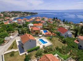 Seaside family friendly house with a swimming pool Sumartin, Brac - 22636