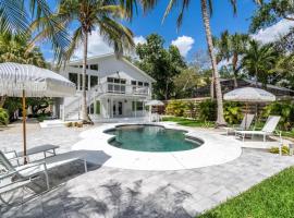 Luxury getaway steps from beach sleeps 10, luxury hotel in Siesta Key