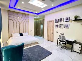 Elroi master bedroom, hotel in Lekki