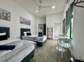 Ocean Villa, Radiant Teluk Sari, hotel with pools in Kampung Mawar