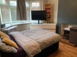 Private Lovely double bedroom, heimagisting í High Wycombe