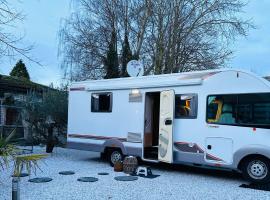 Terrain de loisirs en plein centre de Lièvin camping car、リエヴァンの格安ホテル