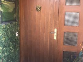 Gemütliches Zimmer mit eigenem Bad, hotel v destinaci Worb