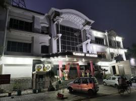 Hotel Samrat Heavens Meerut, מלון במיראט